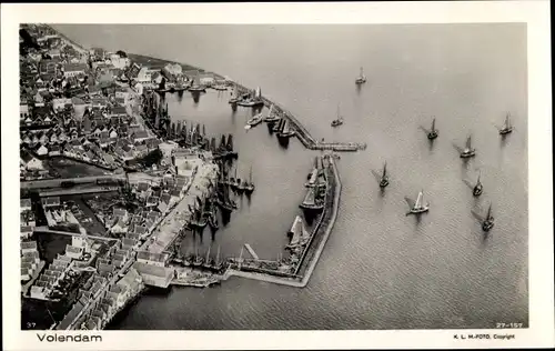 Ak Volendam Nordholland Niederlande, Harbour, Hafen, Fliegeraufnahme