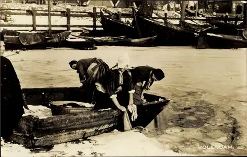 Ak Volendam Nordholland Niederlande, Frauen waschen Kleidung