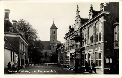 Ak Velsen Nordholland Niederlande, Kerkweg met Gemeentehuis