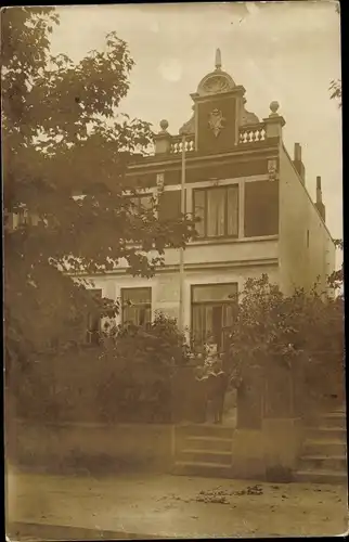 Foto Ak Hamburg Mitte Altstadt, Kinder an der Treppe der Villa