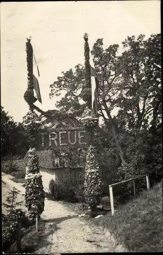 Foto Ak Krempe in Holstein, Heimatfest, Reetdachhaus Aufschrift Treue, Fahnenschmuck