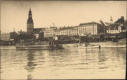 Foto Ak Riga Lettland, Wasserpartie, Häuser, Kirchturm, Salondampfer