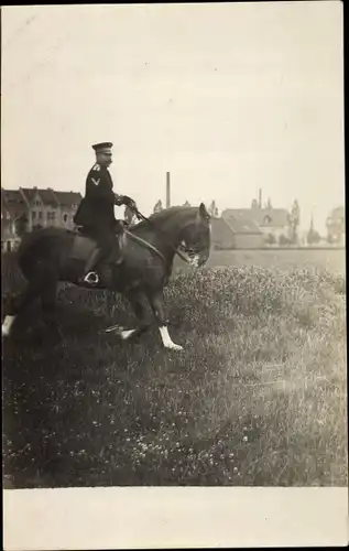 Foto Ak Deutscher Soldat in Uniform auf einem Pferd