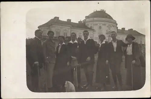 Foto Ak Stuttgart in Baden Württemberg, Gruppenportrait mit Schloss Solitude