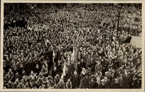 Foto Ak Menschenmenge auf einem Platz, Weimarer Republik