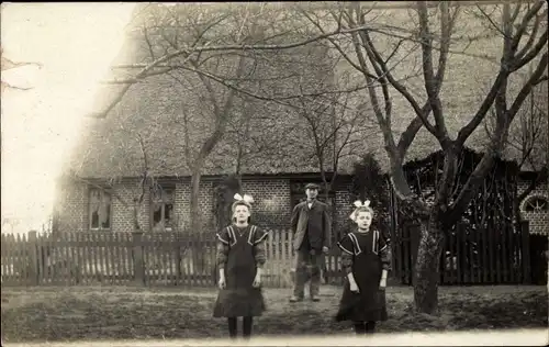 Foto Ak Langwedel an der Weser, Wohnhaus, Anwohner, Mädchen