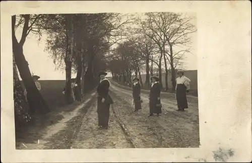 Foto Ak Deutschland, Werderpartie 1915, Dorfstraße, Damen, Gruppenportrait