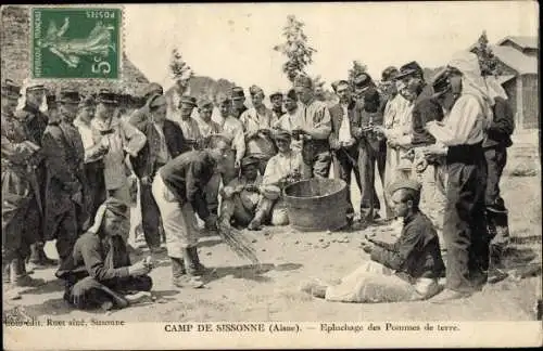 Ak Sissonne Aisne, Camp, Epluchage des Pommes de terre