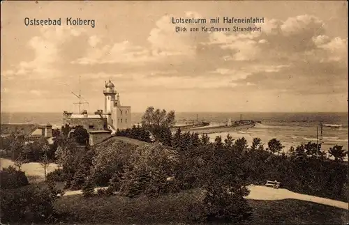 Ak Kołobrzeg Kolberg Pommern, Lotsenturm, Hafeneinfahrt, Blick vom Kaufmanns Strandhotel