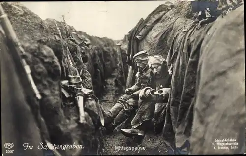 Ak Im Schützengraben, Deutsche Soldaten bei der Mittagspause, 1. WK