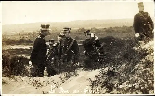 Foto Ak Le Roi au front, König Albert I von Belgien und Soldaten in Uniformen