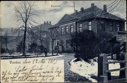 Ak Verden an der Aller, Hof der Kaserne, Winteransicht, Soldat