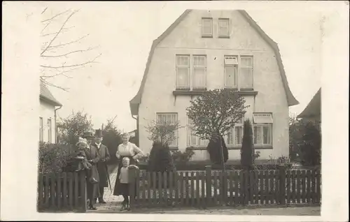 Foto Ak Bremervörde in Niedersachsen, Haus mit Garten, Familie