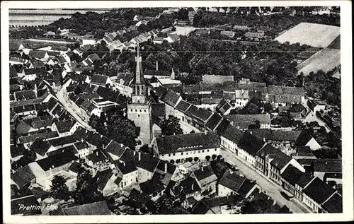 Ak Prettin an der Elbe Annaburg im Kreis Wittenberg, Stadt und Kirche, Fliegeraufnahme