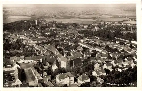 Ak Mühlberg an der Elbe, Fliegeraufnahme, Blick auf den Ort