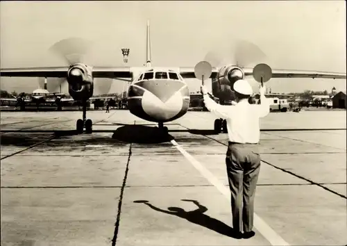 Ak Deutsches Passagierflugzeug, Antonow An-24, Turboprop, Interflug, Fluglotse