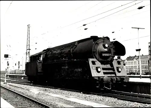 Foto Hamburg Altona, Deutsche Eisenbahn, Lokomotive 01 0503, Boxpok Räder, Bahnhof, 1973