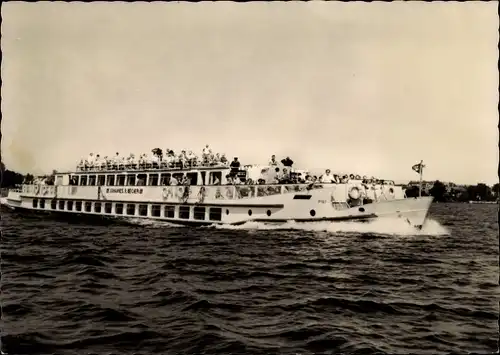 Ak Weiße Flotte Berlin, Luxusfahrgastschiff Johannes R. Becher auf dem Müggelsee