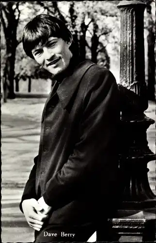 Ak Sänger Dave Berry lehnend an einer Laterne, 60er Jahre 