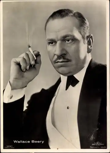 Ak Schauspieler Wallace Beery, Portrait, Zigarette