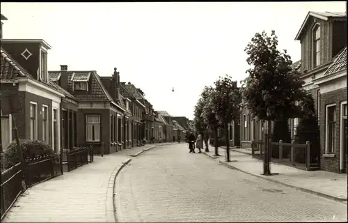 Ak Bergum Friesland Niederlande, Straßenpartie