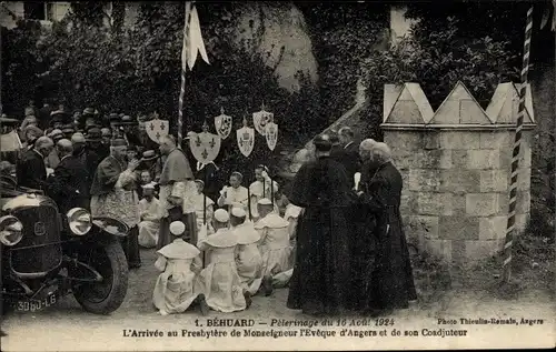 Ak Béhuard Maine-et-Loire, Pelerinage 1924, L'Arrivee au Presbytere de Monseigneur l'Eveque d'Angers