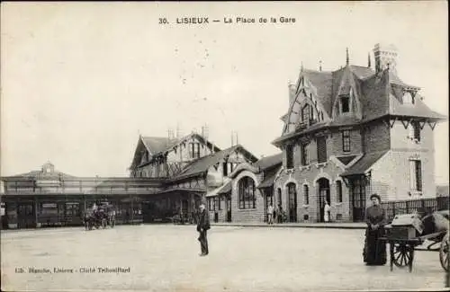 Ak Lisieux Calvados, La Place de la Gare