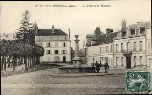 Ak Fère en Tardenois Aisne, La Place, La Fontaine