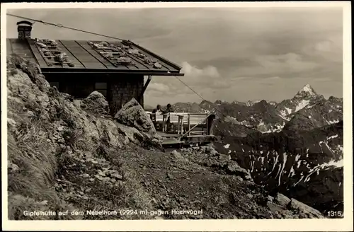 Ak Oberstdorf im Oberallgäu, Gipfelhütte auf dem Nebelhorn gegen Hochvogel