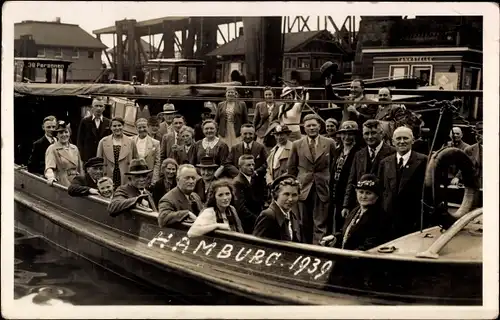 Foto Ak Hamburg Mitte Altstadt, Gruppenbild auf dem Boot, Tankstelle