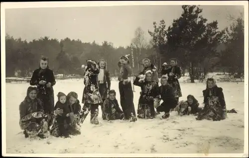 Foto Ak Ristedt Syke in Niedersachsen, Gruppenbild, Kinder im Schnee, Landheim, Januar 1950