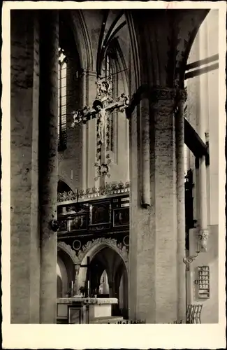 Ak Hansestadt Lübeck, Katharinenkirche, Blick vom Seitenschiff auf Altar, Chor und Kruzifix