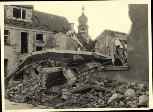 Foto Freinsheim in Rheinland Pfalz ?, Blick auf ein zerstörtes Haus, Hausruine