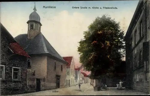 Ak Marnheim im Donnersbergkreis, Untere Straße mit Kirche und Friedenslinde