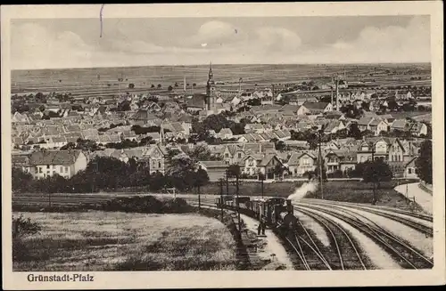 Ak Grünstadt in der Pfalz, Panorama von Stadt und Umgebung, Bahnstrecke, Dampflokomotive