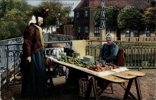 Ak Snits Sneek Friesland Niederlande, Frauen in Tracht, Obst- und Gemüse-Stand, Handel