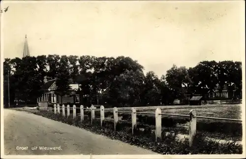 Ak Wieuwerd Friesland Niederlande, Straßenpartie, Fluss, Kirchturm