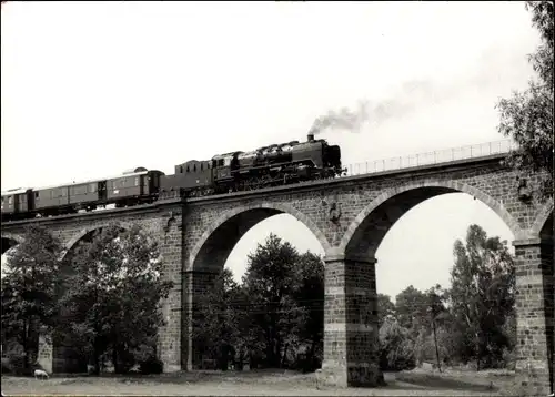 Foto Deutsche Eisenbahn, Dampflokomotive mit Waggons auf einer Brücke