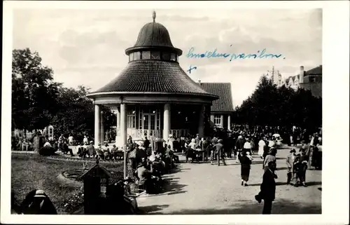 Ak Lázně Poděbrady Bad Podiebrad Region Mittelböhmen, Platz, Passanten