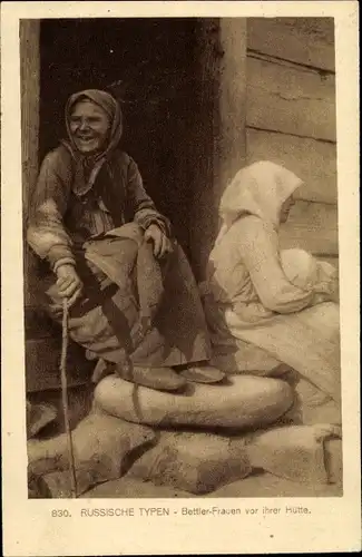 Ak Russische Typen, Bettlerfrauen vor ihrer Hütte