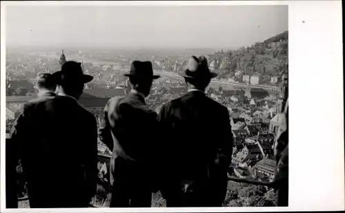 Foto Ak Heidelberg am Neckar, Gesamtansicht, Aussichtspunkt über der Stadt, Männer