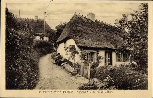 Ak Munkemølle Munkmühle Kruså Krusau Dänemark, Fußweg nach der Munkmühle, Flensburger Föhrde