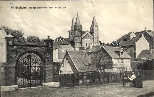 Ak Hildesheim in Niedersachsen, Godehardikirche vom Wall aus