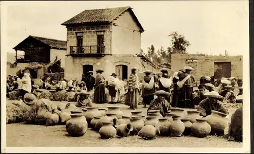 Foto Südamerika, Indios auf einem Marktplatz, Töpferwaren
