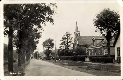 Ak Bakkeveen Friesland Niederlande, Kerk, Straßenpartie