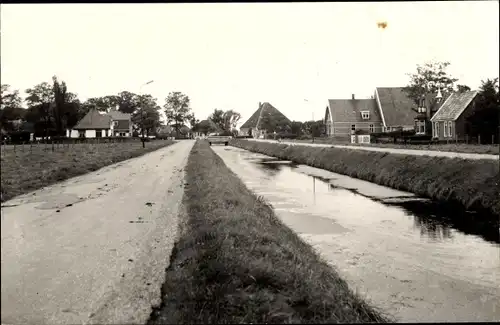 Ak Wieringerwaard Nordholland Niederlande, Fluss- und Straßenpartie, Wohnhäuser