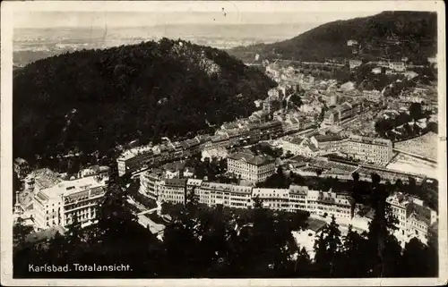 Ak Karlovy Vary Karlsbad Stadt, Totalansicht aus der Vogelschau, Ort