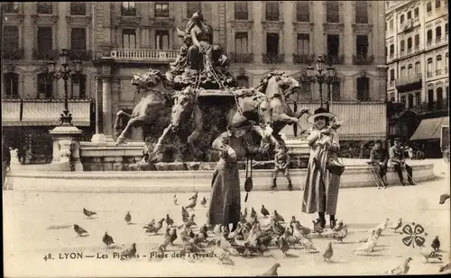 Ak Lyon Rhône, Les Pigeons, Place des Terreaux