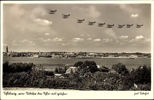 Ak Schleswig an der Schlei, Ort vom Südufer der Schlei aus gesehen, Wasserflugzeuge, Flugzeugstaffel