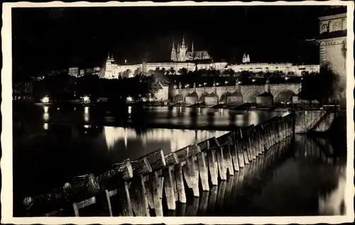 Ak Praha Prag Tschechien, Hradcany, Hradschin, Mala strana, Kleinseite, Nachtbeleuchtung